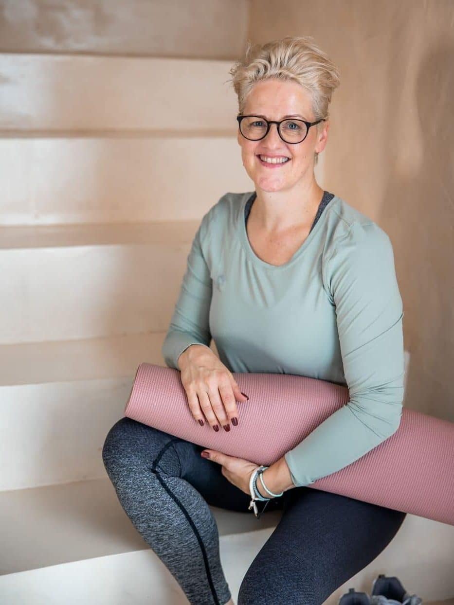 Melanie Schmeinck mit Yogamatte